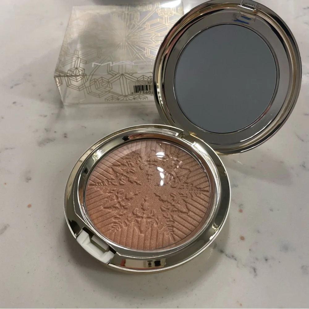 MAC Face Powder Snowball Here Comes Joy - Picture 2 of 6